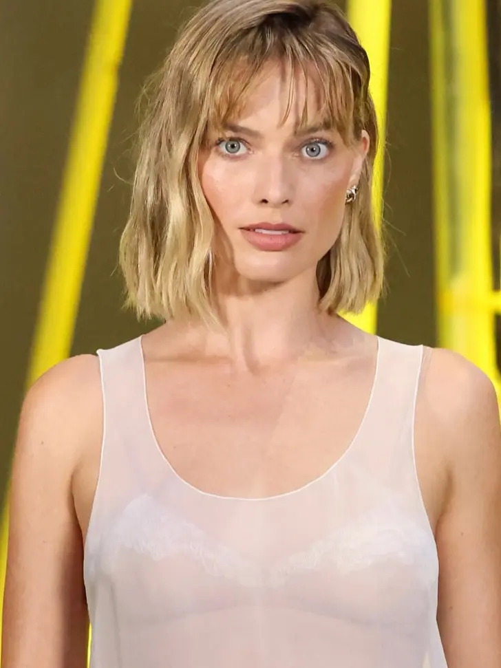 Прическа до плеч с волосами с пляжным эффектом и очень тонкой челкой