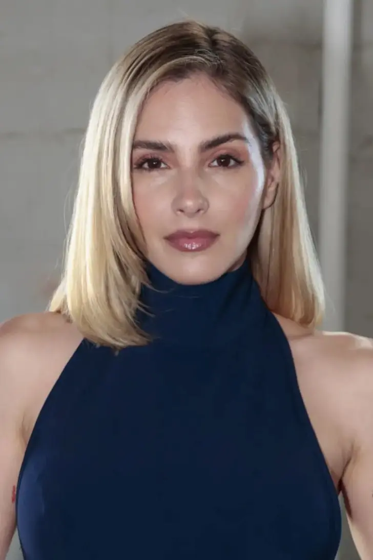 Прическа со светлыми волосами до плеч боковым пробором и обрамляющими лицо прядями