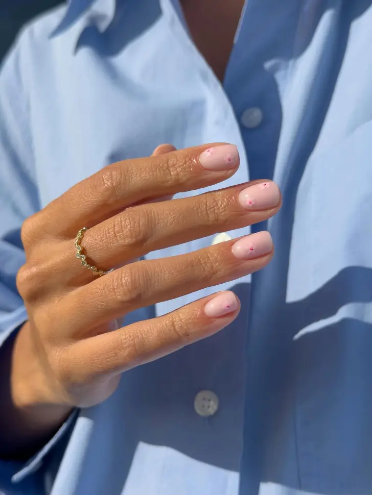 Простой маникюр с бледно розовой основой и дорогими цветами чуть более яркого оттенка