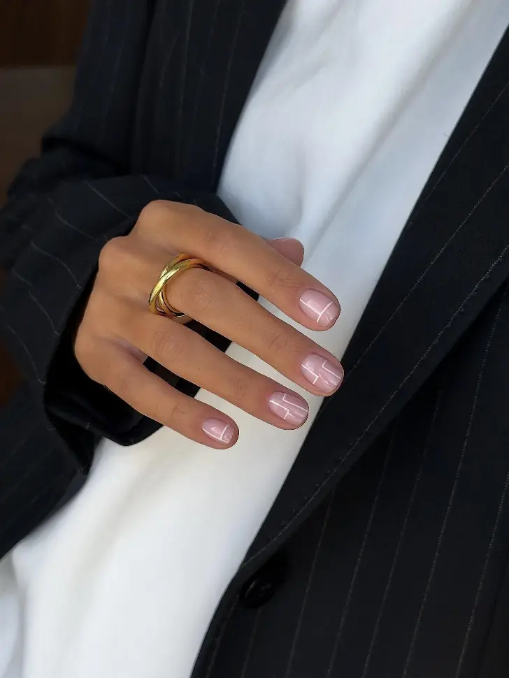 Простой маникюр с минималистичными белыми линиями смотрится дорого