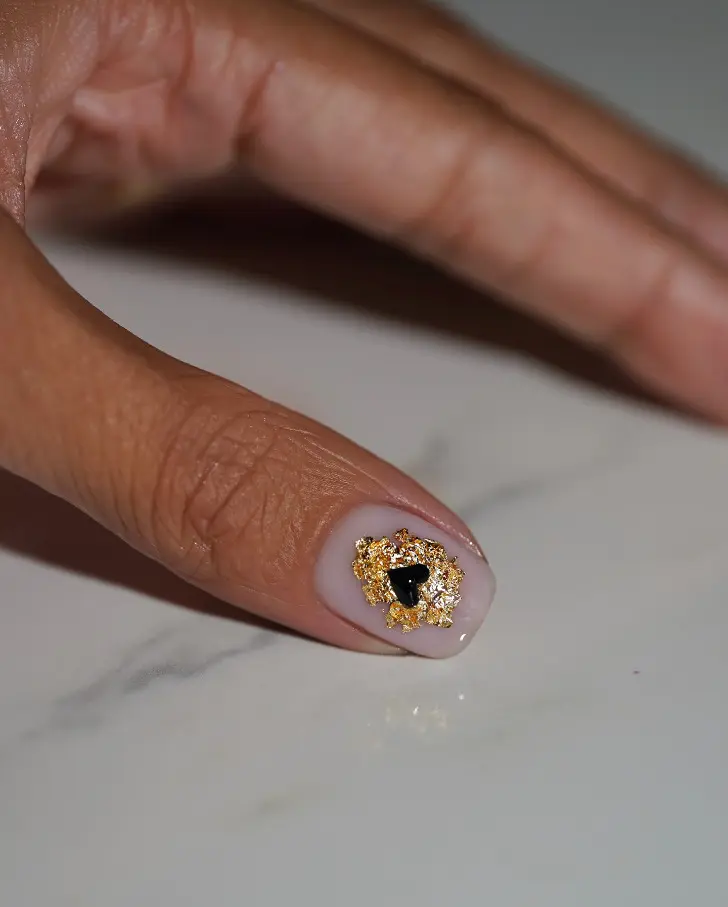Простые минималистичные ногти с золотой фольгой и знаком пик