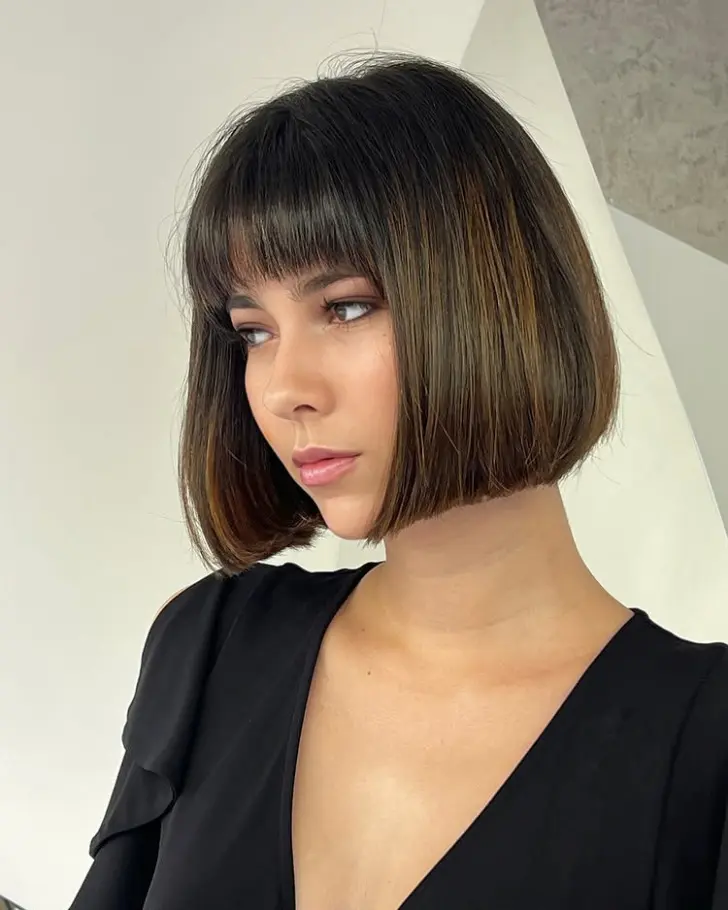 Прямой французский боб с ровной челкой и торчащими волосками