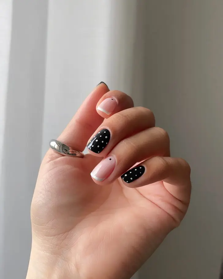Шикарный белый френч и ногти с черной основой покрытые мини горошком