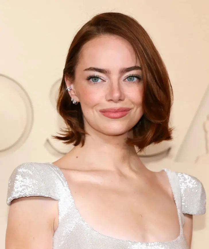 Шикарный боб с объемными кончиками и косой челкой