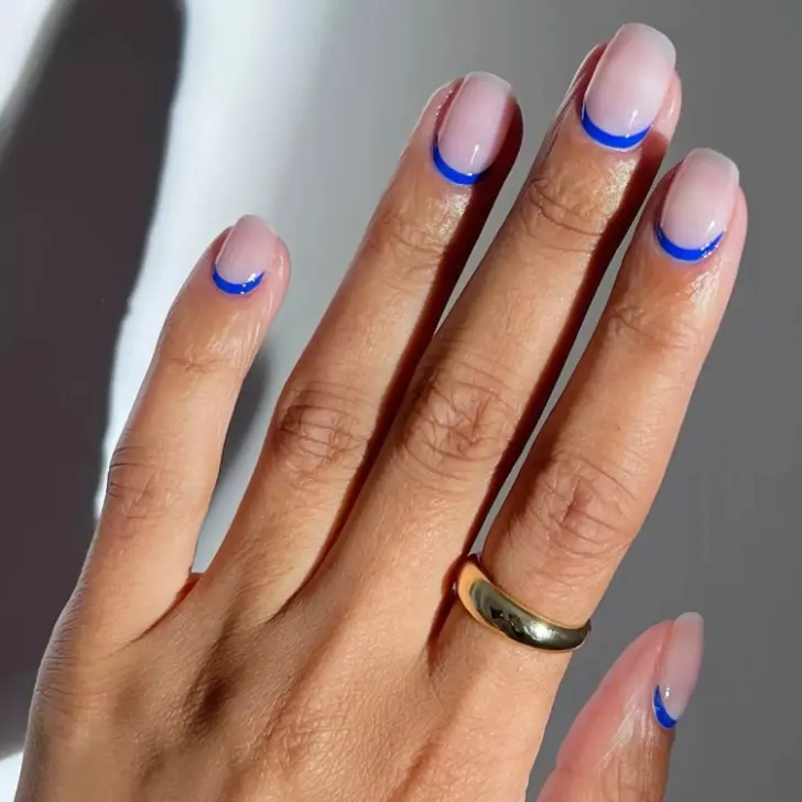 Синий лунный маникюр с чистой основой