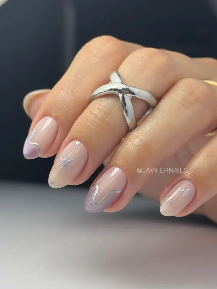 Сиреневый френч с серебристыми деталями на коротких ногтях