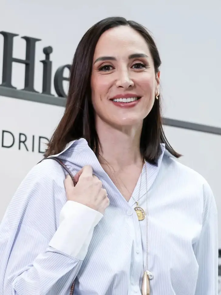 Стильная и простая прическа с волосами до плеч и боковым пробором