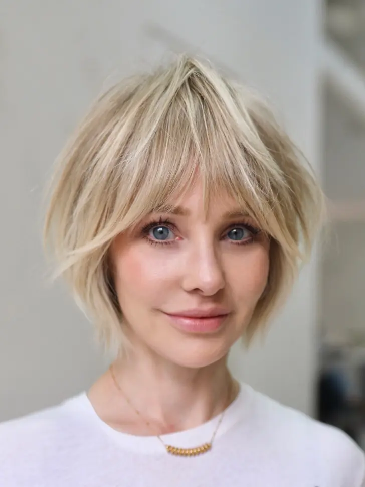 Стрижка бикси с длинной челкой многослойными прядями и объемом на макушке