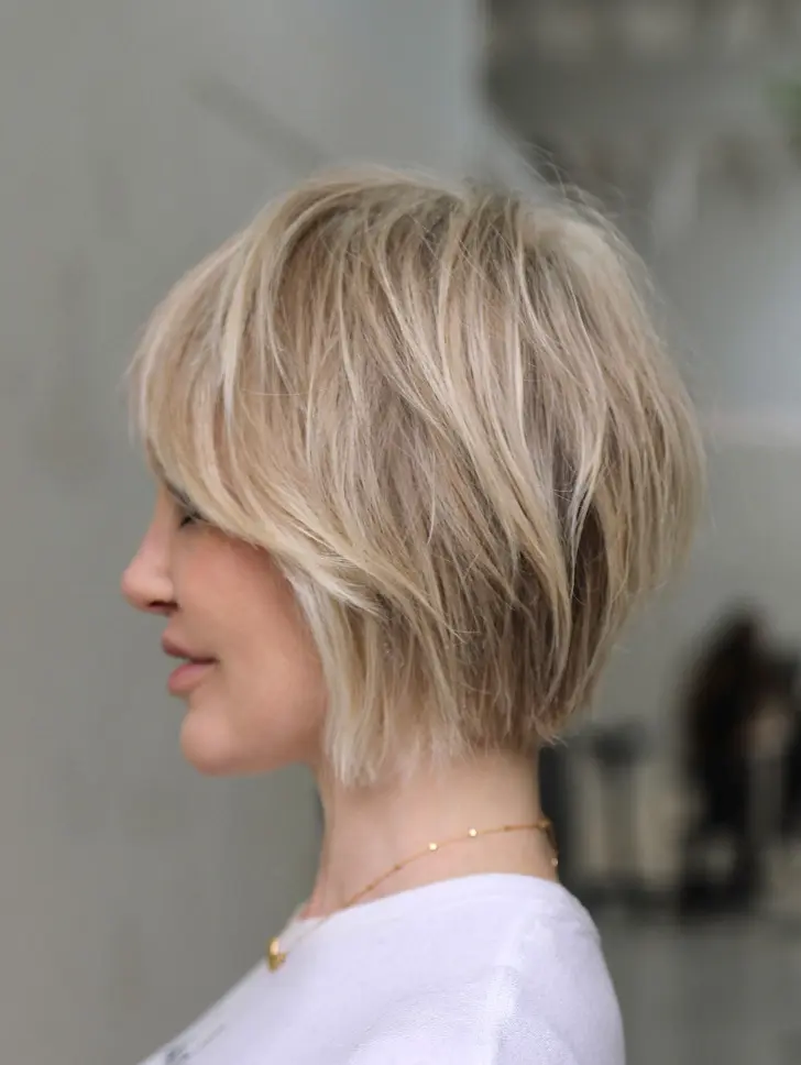 Стрижка бикси вид с боку где видны мелированные пряди