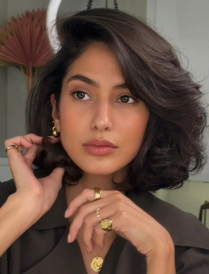 Стрижка боб с массивным объемом и длинной косой челкой