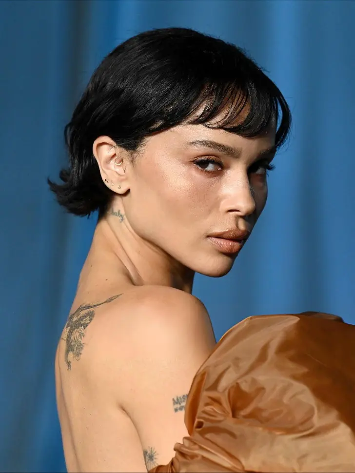 Стрижка боб с тонкой челкой и волосами убранными назад