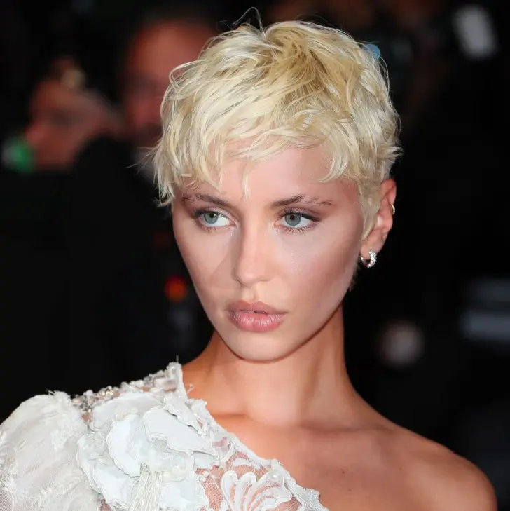 Стрижка пикси с дерзко уложенными слоями избавляющими от пушистости