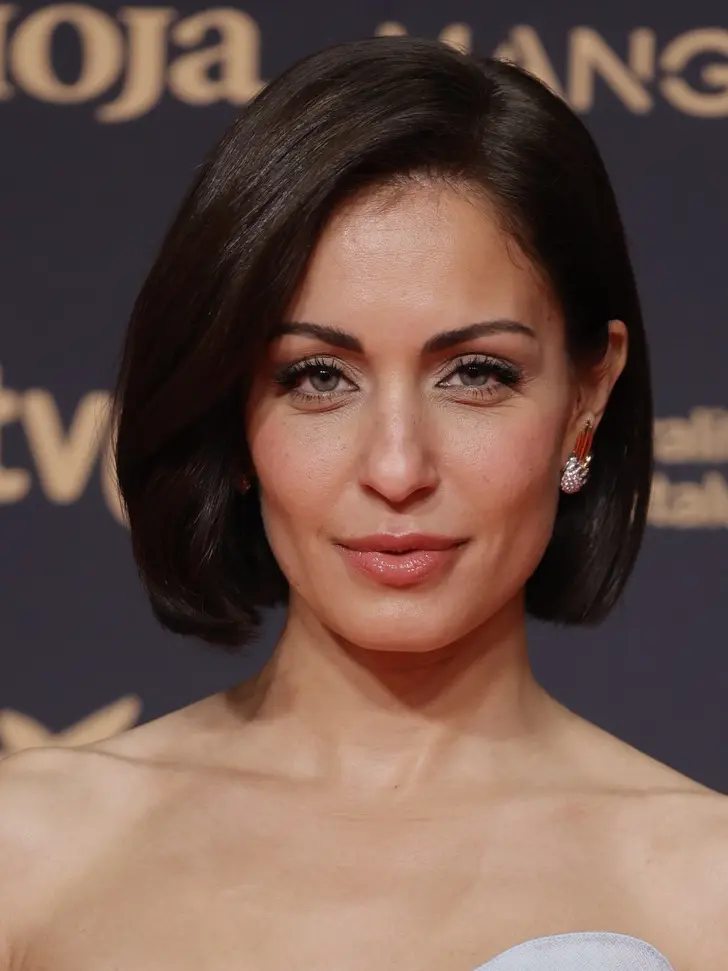 Стрижка стеклянный боб с редкими темными волосами и боковым пробором