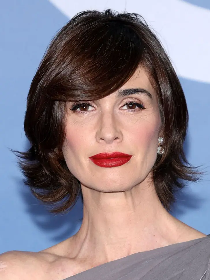 Стрижка убирающая пушистость с асимметричной челкой и выгнутыми кончиками