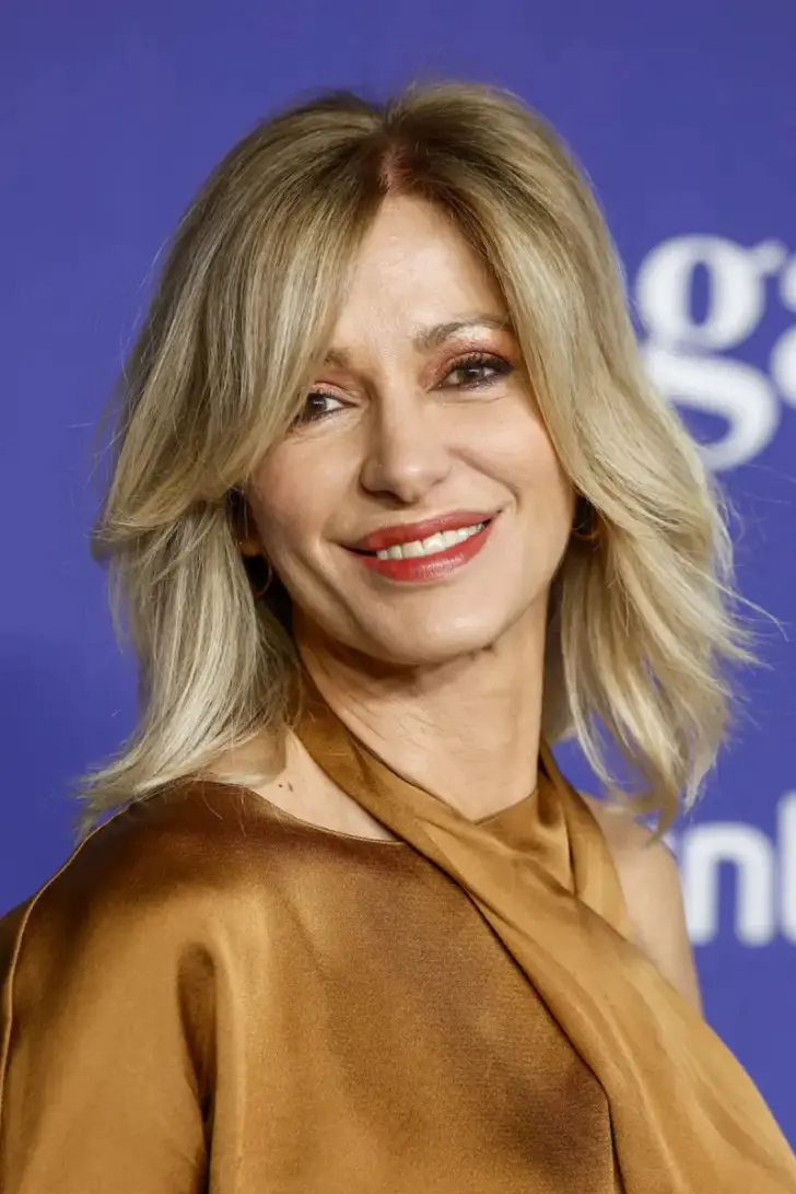 Светлая стрижка до плеч с челкой шторкой и пышными прядями