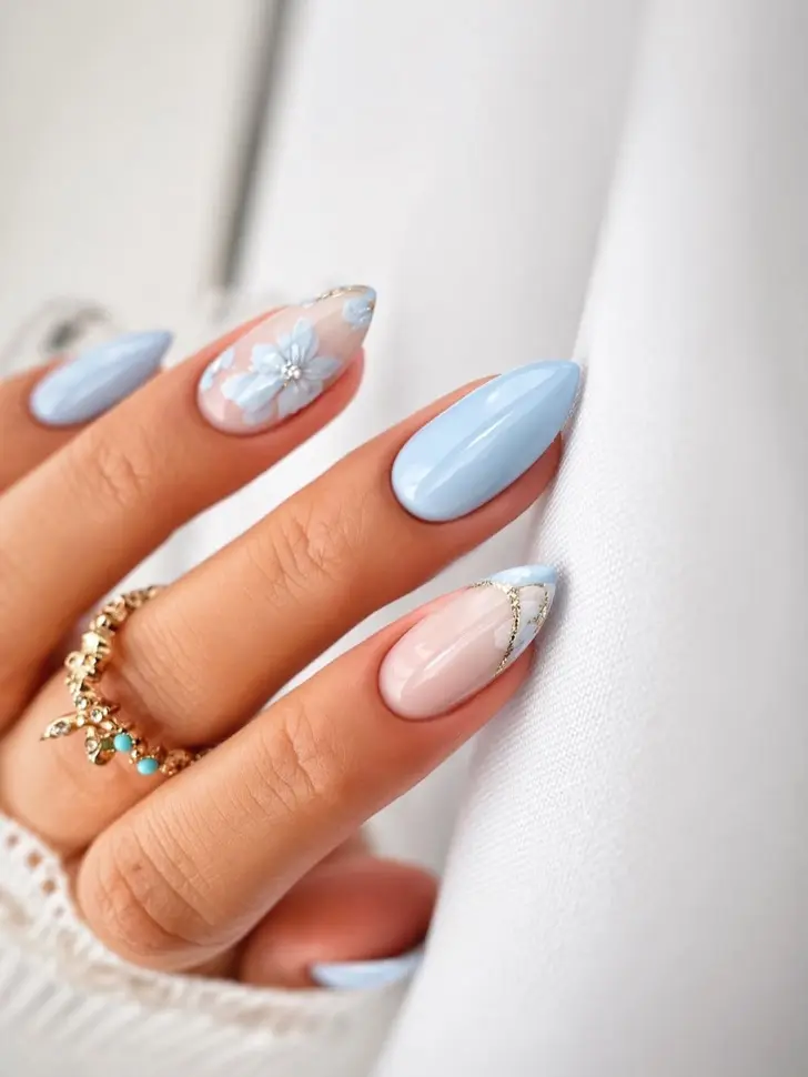 Тонкий золотой френч и цветы небесного оттенка смотрятся шикарно