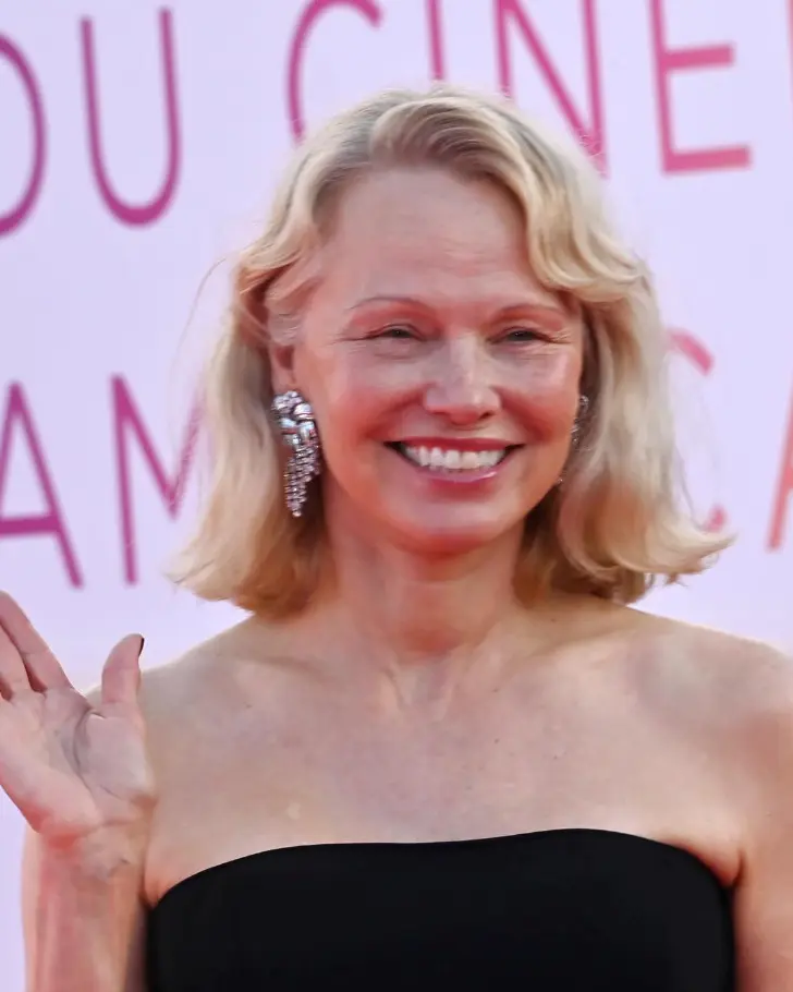 Волнистая стрижка боб с мелированием и волнообразной челкой