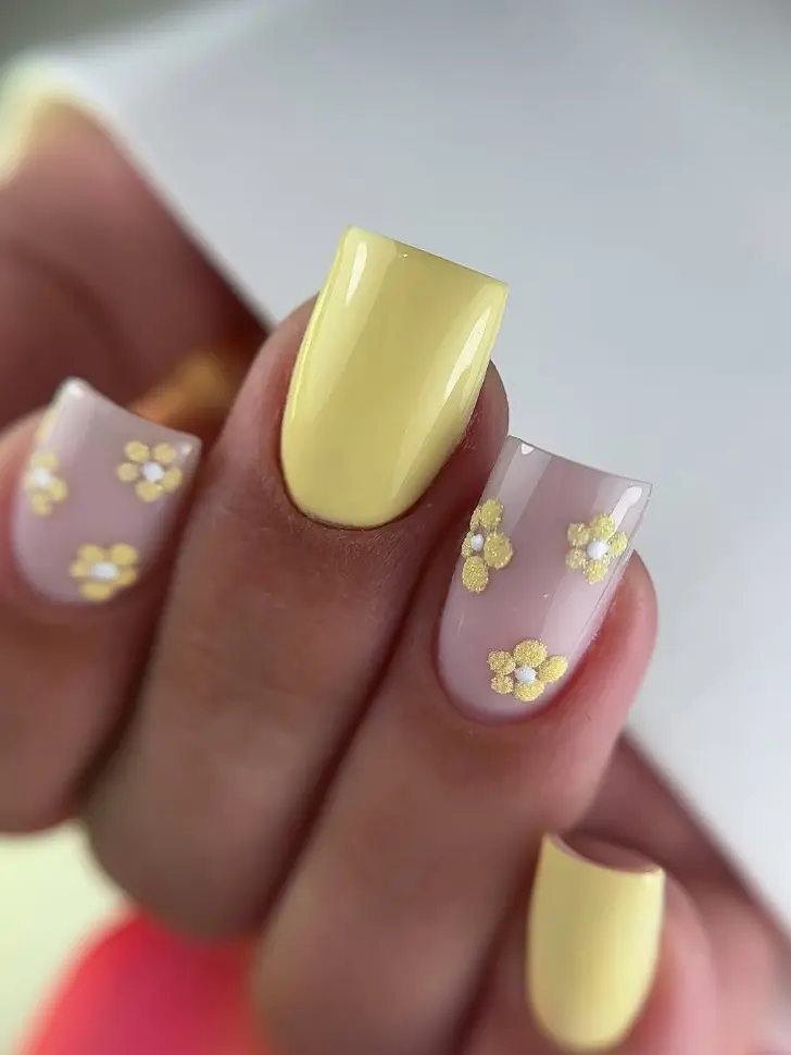 Желтые мини ромашки на натуральной основе выглядят незабываемо