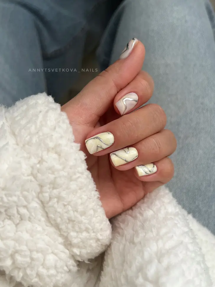Желтые мраморные ногти с серебряными жилами
