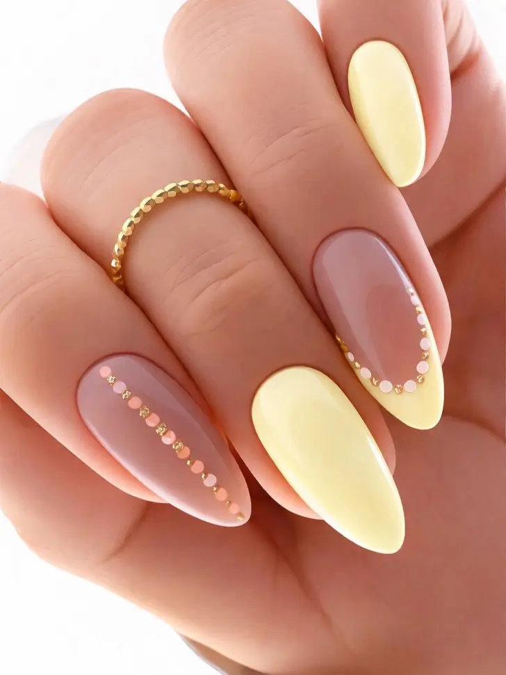 Желтый миндальный маникюр с комбинированными точками