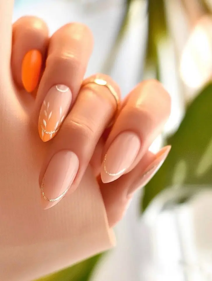 Золотой френч на натуральных миндальных ногтях