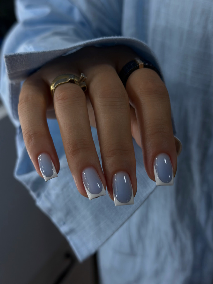 Белый френч с синей основой омбре на квадратных ногтях