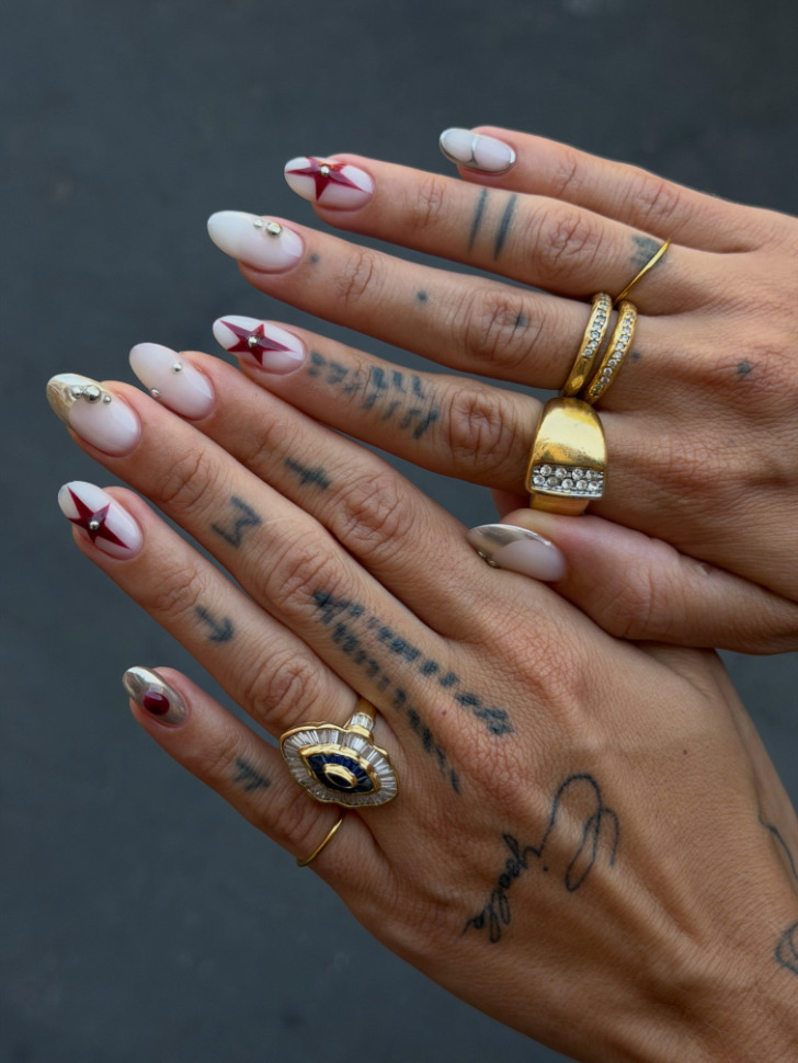 Золотой френч с объемными точками и бордовыми звездами на овальных ногтях